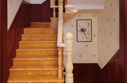 湟源中式别墅室内汉白玉石楼梯的定制安装装饰效果